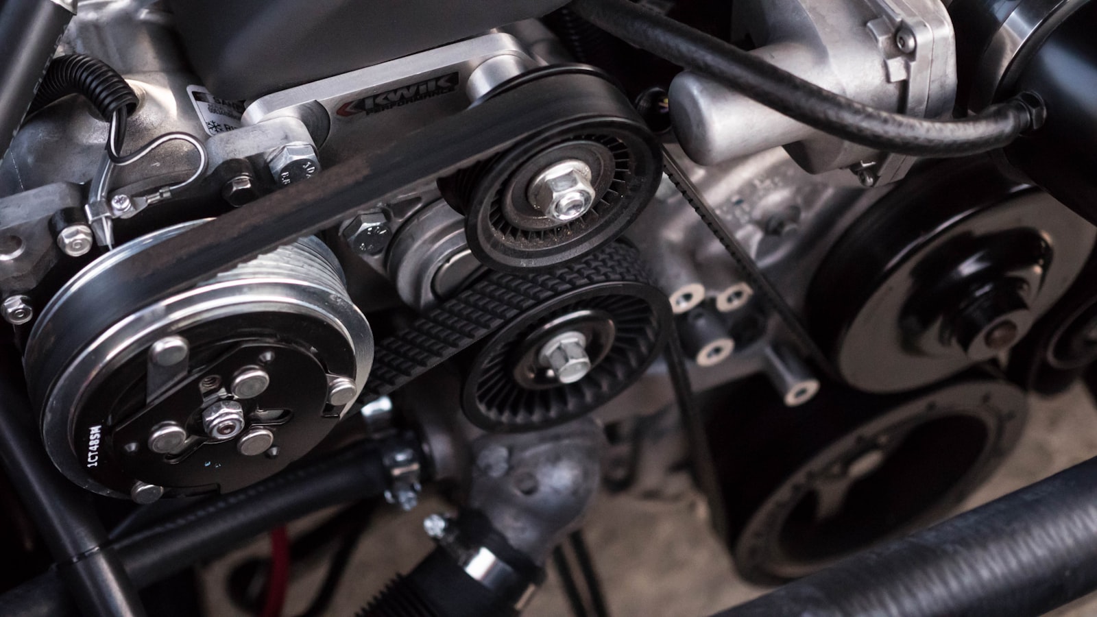 Gros plan moteur et courroies