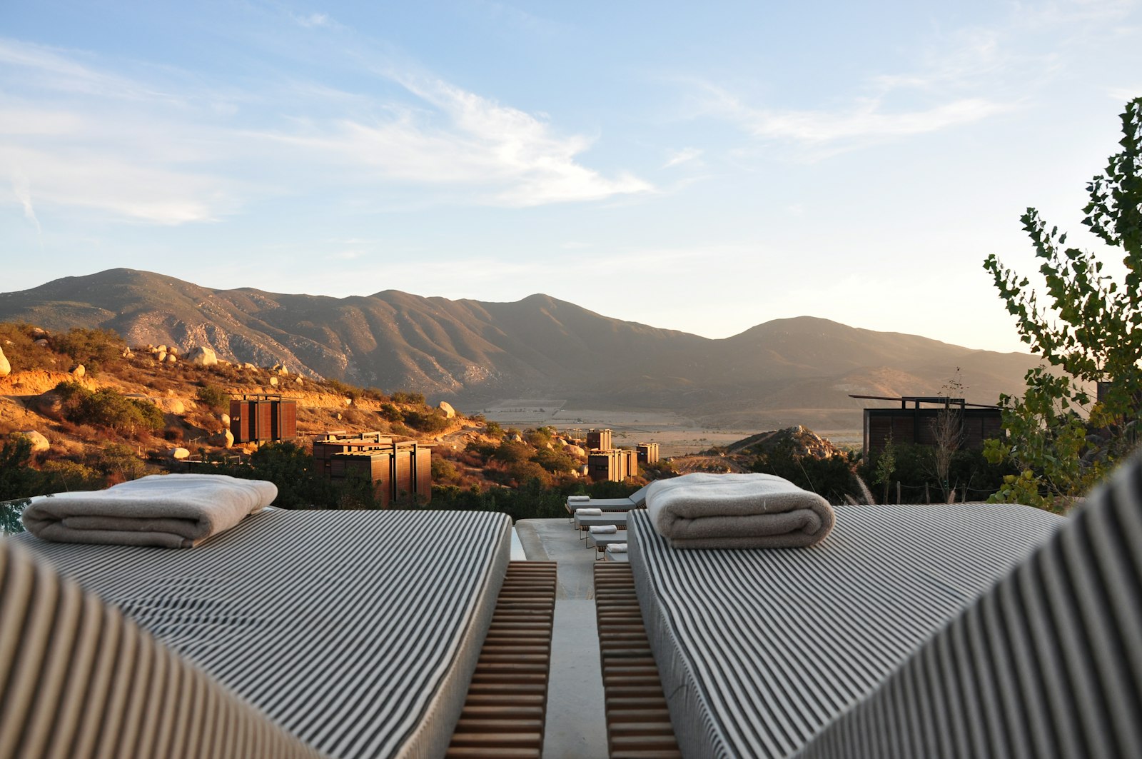 Le salon de repos de l'Hôtel Belrive ouvert sur le paysage