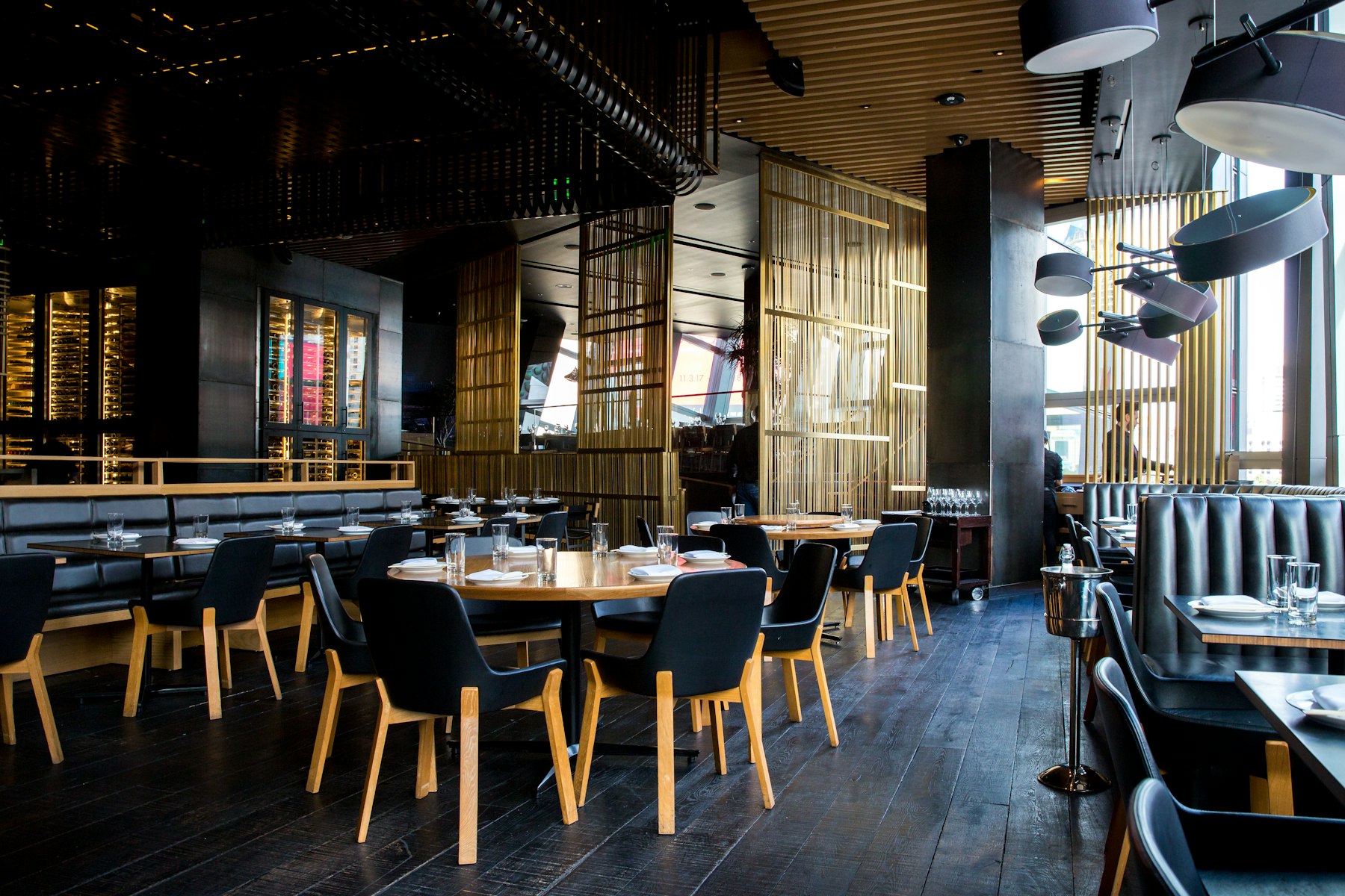 La salle du restaurant du Belrive, dressée pour le service