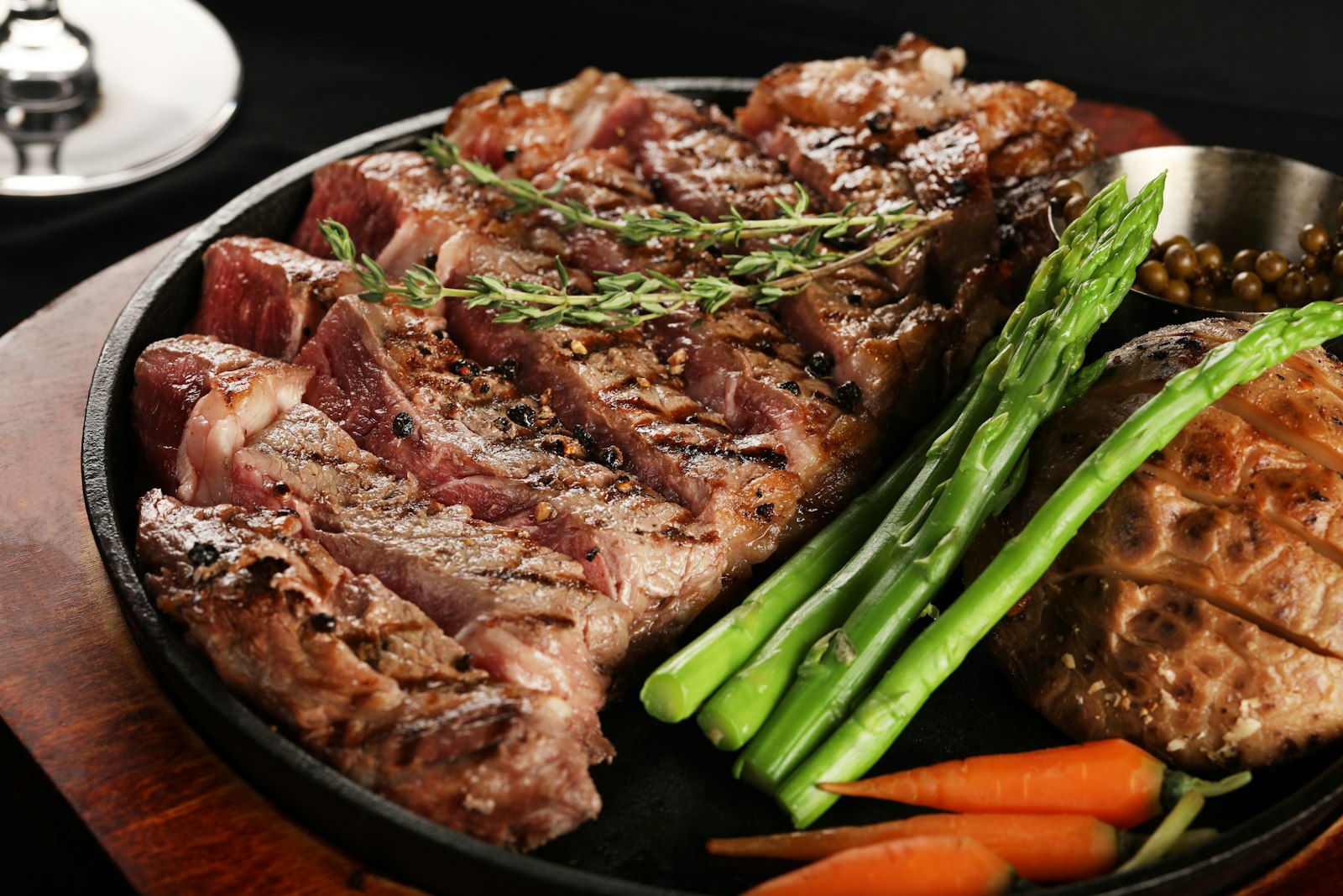 Pièce de bœuf grillée, asperges et champignon sur poêle en fonte