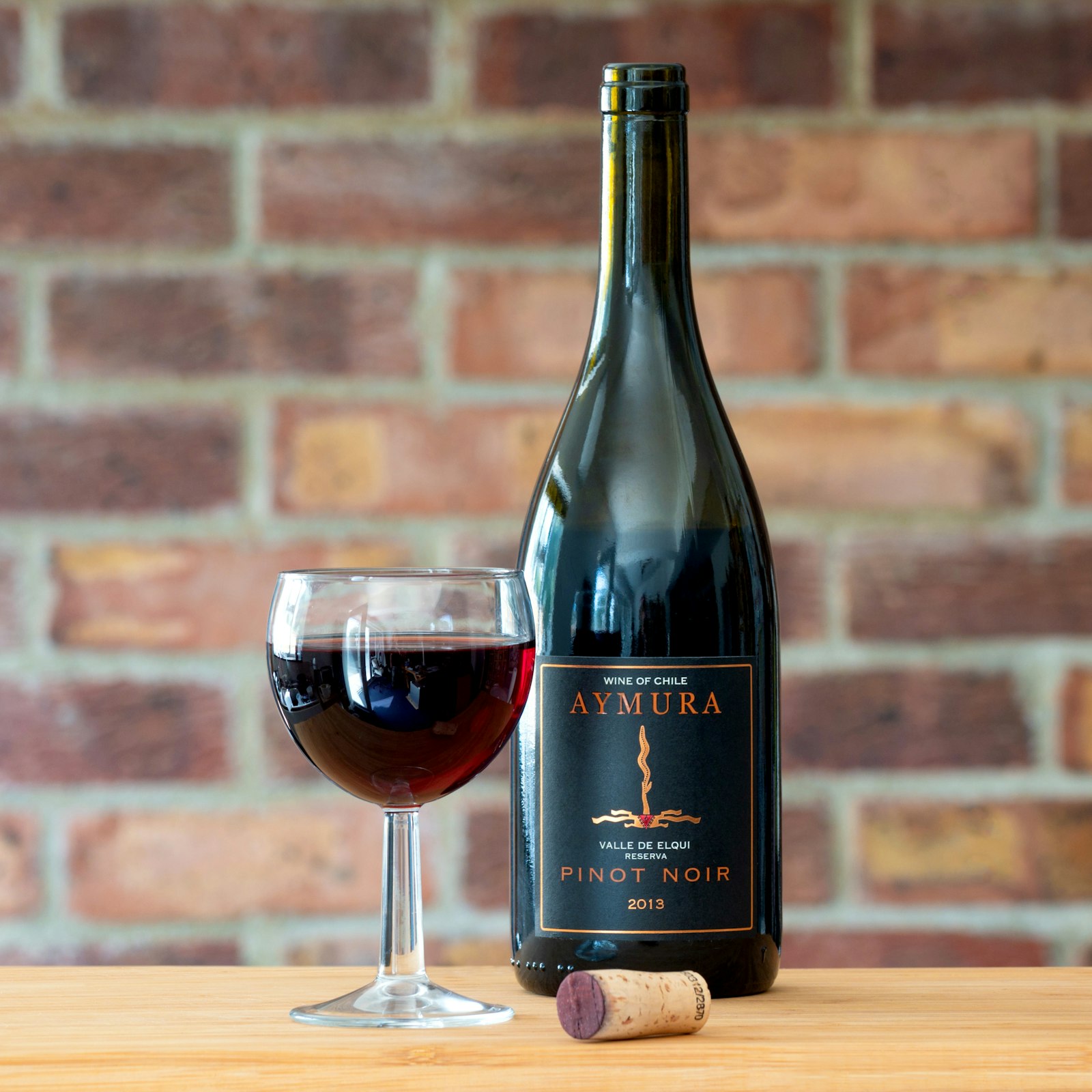 Bouteille de Pinot Noir et verre de vin rouge